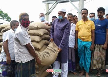 টাঙ্গাইলের কালিহাতীতে বন্যার্তদের মাঝে ত্রাণ বিতরণ