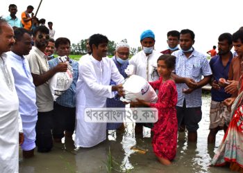 বন্যাদূর্গত যমুনার চরাঞ্চলের মানুষকে খাদ্য সহায়তা দিলেন ফরহাদ ইকবাল