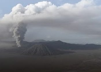 চার বছর পর আবারো জেগে উঠেছে ইন্দোনেশিয়ার মাউন্ট সিনাবাং আগ্নেয়গিরি