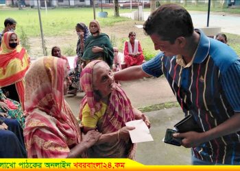 ভার্সিটি সার্কেলের উদ্যোগে মির্জাপুরে বন্যার্তদের আর্থিক সহায়তা প্রদান