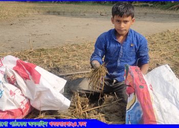 বাবার কাঁধে হাত রাখতে চায় শিশু সোহেল