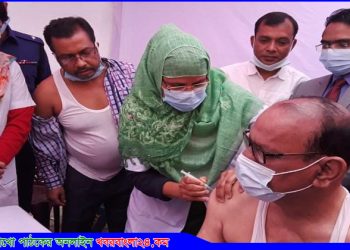 উপজেলা চেয়ারম্যান মন্টু মির্জাপুরে প্রথম করোনা টিকা নিলেন