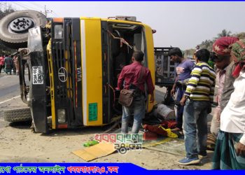 ঢাকা-টাঙ্গাইল মহাসড়কে বাস-ট্রাক সংঘর্ষে আহত ১২
