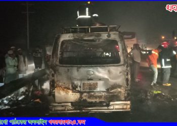 চলন্ত মাইক্রোবাসে আগুন, প্রাণে রক্ষা পেলো ১৬ যাত্রী