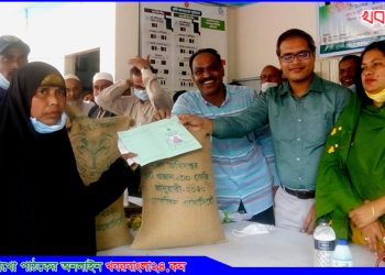 ধনবাড়ীতে ভিজিডি কার্ড ও চাল বিতরণ