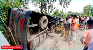 নিয়ন্ত্রণ হারিয়ে ঘরে ঢুকে পড়ে বাস