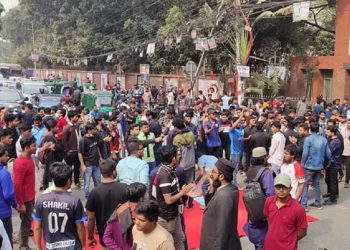 তিতুমীর কলেজকে বিশ্ববিদ্যালয় ঘোষণার দাবিতে সড়ক অবরোধ