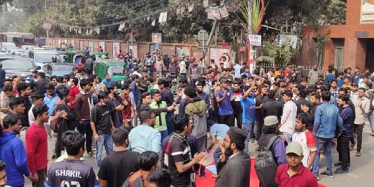 তিতুমীর কলেজকে বিশ্ববিদ্যালয় ঘোষণার দাবিতে সড়ক অবরোধ