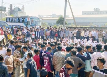 ছাত্রদল নেতাকে গ্রেপ্তারের দাবিতে শিক্ষার্থীদের সড়ক অবরোধ