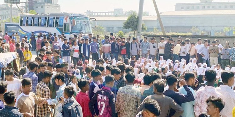 ছাত্রদল নেতাকে গ্রেপ্তারের দাবিতে শিক্ষার্থীদের সড়ক অবরোধ