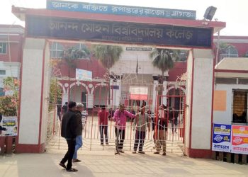 আনন্দ মোহন কলেজে হল ছাড়তে নারাজ শিক্ষার্থীরা