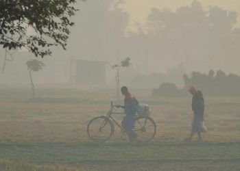 হিমেল বাতাসে কনকনে ঠান্ডা দিনাজপুরে