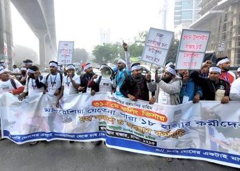 মালয়েশিয়া যেতে না পারা কর্মীদের কারওয়ান বাজারে সড়ক অবরোধ