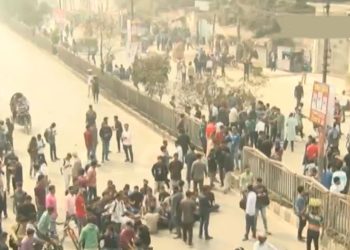 নীলক্ষেতে পুলিশের দিয়ে সড়ক ছাড়লো বাঙলা কলেজের শিক্ষার্থীরা