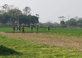 চাঁপাইনবাবগঞ্জ সীমান্তে সংঘর্ষে জড়াল দুদেশের নাগরিকরা