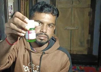 বিষের বোতল হাতে প্রেমিকার বাড়িতে অনশনে যুবক