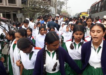 শিক্ষার্থীদের ঢাকা-টাঙ্গাইল মহাসড়ক অ'বরোধ