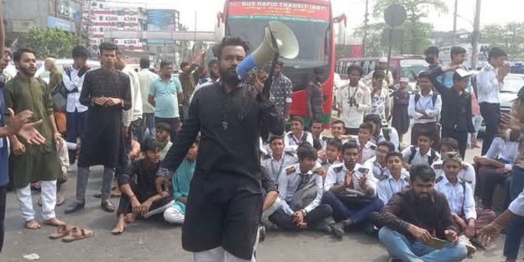 ডাকাতি চাঁ'দাবাজি-ধ'র্ষ'ণের বিচারের দাবিতে টঙ্গীতে বিক্ষোভ