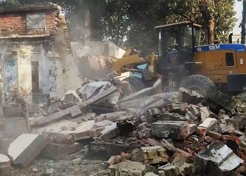 নাটোর জেলা আ. লীগের কার্যালয় গুঁড়িয়ে দিল জনতা