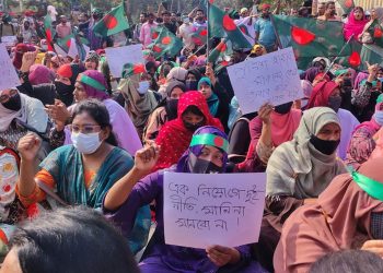 আন্দোলনের ১১তম দিনেও শাহবাগে অনড় প্রাথমিকের শিক্ষকেরা