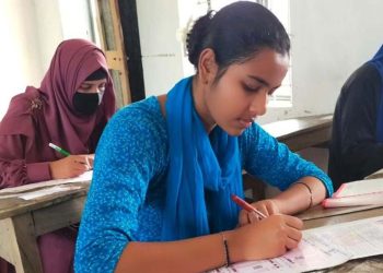 বাবার লা'শ বাড়িতে রেখে পরীক্ষার হলে মেয়ে