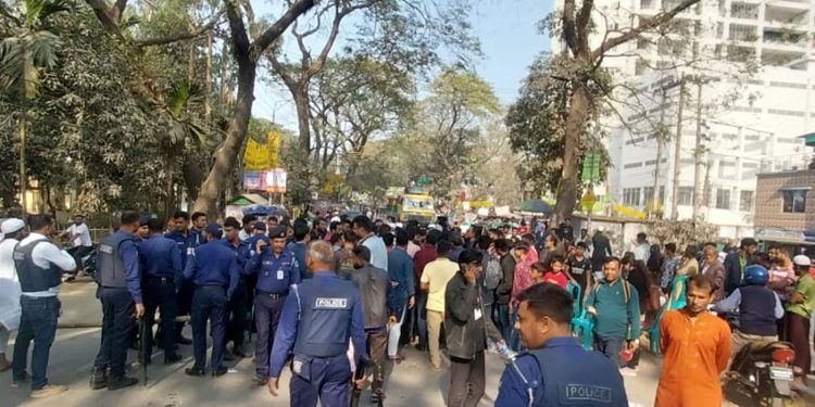 টাঙ্গাইলে বৈষম্য বিরোধী ছাত্র আন্দোলনে আহতদের রাস্তা অবরোধ