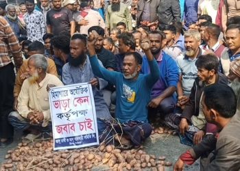 হিমাগারে আলুর ভাড়া বৃদ্ধির প্রতিবাদে কৃষকদের সড়ক অবরোধ