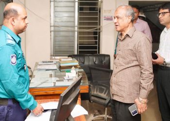 ভোরেই রাজধানীর ৪ থানা পরিদর্শনে স্বরাষ্ট্র উপদেষ্টা