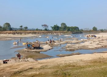 মহানন্দায় আর আগের মতো মিলছে না পাথর