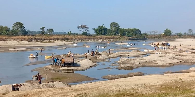 মহানন্দায় আর আগের মতো মিলছে না পাথর