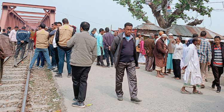 গণ শুনানী : তিস্তা পাড়ে আসবেন দুই উপদেষ্টা মানুষের ঢল