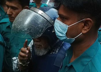 কাঠগড়ায় কাঠের চেয়ার পেলেন সাবেক মন্ত্রী আমু