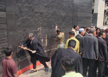 নারায়ণগঞ্জে বঙ্গবন্ধুর ম্যুরাল ভাঙলেন বিএনপিপন্থি আইনজীবীরা