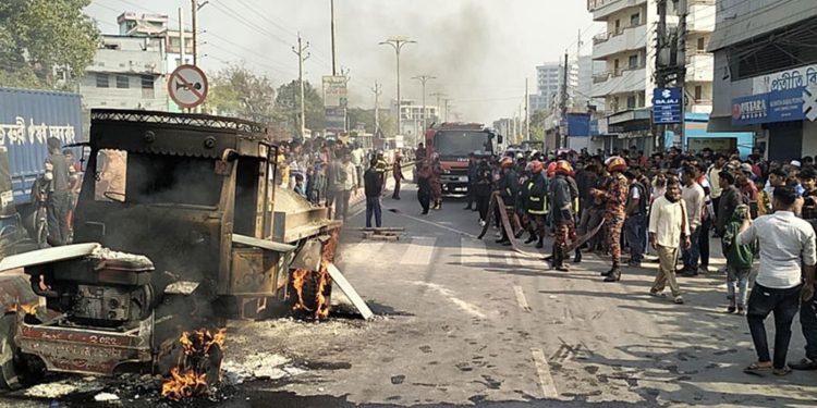 রাস্তা পারাপারের সময় ট্রলির ধাক্কায় শিশুর মৃ'ত্যু হাসপাতালে দাদি