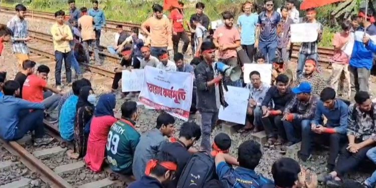গাজীপুরে বিশ্ববিদ্যালয়ের নাম পরিবর্তনের দাবিতে রেলপথ অবরোধ
