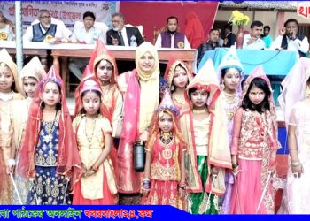 ক্ষুদে শিশুদের বিলুপ্তপ্রায় পুতুল নাচে মুগ্ধ দর্শক