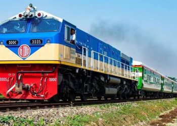 ঈদযাত্রার শুরু: বিশেষ ব্যবস্থায় চলছে ট্রেন বাড়ি ফিরছে মানুষ