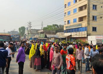 নারী শ্রমিকের দুর্ঘটনায় মৃ'ত্যুর প্রতিবাদে ঢাকা ময়মনসিংহ সড়ক অবরোধ