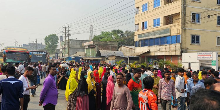 নারী শ্রমিকের দুর্ঘটনায় মৃ'ত্যুর প্রতিবাদে ঢাকা ময়মনসিংহ সড়ক অবরোধ