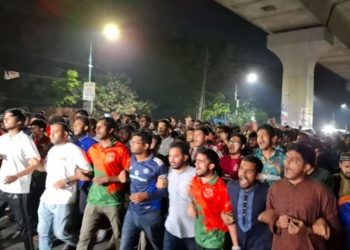 লাকি আক্তারকে গ্রে'প্তারের দাবিতে মধ্যরাতে ঢাবি শিক্ষার্থীদের বিক্ষোভ