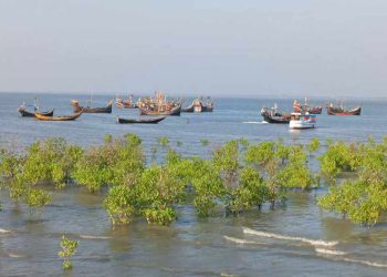 ৫৬ জেলেকে ধরে নিয়ে গেছে আরাকান আর্মি ট্রলারসহ বাংলাদেশি