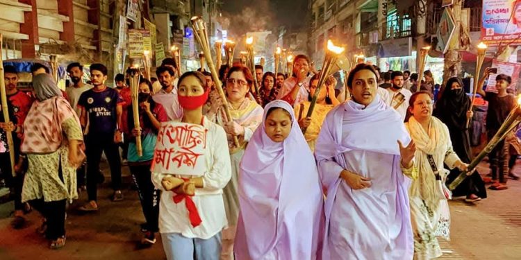 ধর্ষকের বিচার ও স্বরাষ্ট্র উপদেষ্টার পদত্যাগের দাবি বিক্ষোভ