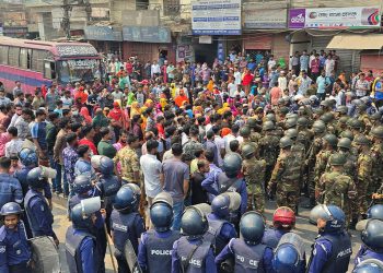 ঢাকা-ময়মনসিংহ ও ঢাকা-টাঙ্গাইল মহাসড়কে শ্রমিকদের অবরোধ