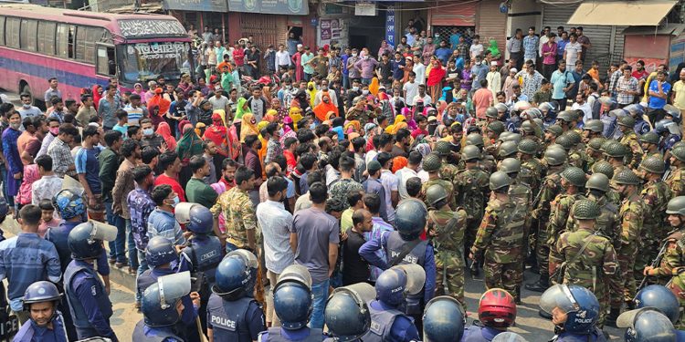 ঢাকা-ময়মনসিংহ ও ঢাকা-টাঙ্গাইল মহাসড়কে শ্রমিকদের অবরোধ