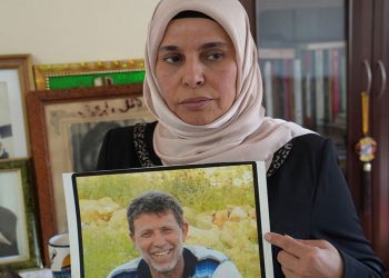 ৪৪ বছর পর জেল থেকে বের হয়ে স্ত্রীকে দ্বিতীয়বার বিয়ের আংটি পাঠালেন ফিলিস্তিনি