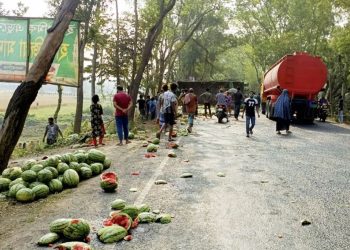 ফরিদপুরে তরমুজবাহী ট্রাক মোটরসাইকেল ও অটোরিকশার ত্রিমুখী সংঘর্ষে নি'হত ২ আ'হত ১