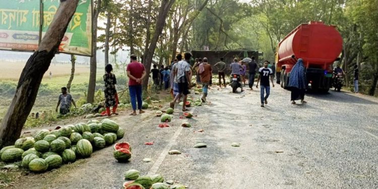 ফরিদপুরে তরমুজবাহী ট্রাক মোটরসাইকেল ও অটোরিকশার ত্রিমুখী সংঘর্ষে নি'হত ২ আ'হত ১