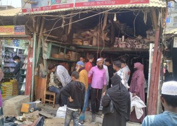 নিয়ন্ত্রণ হারিয়ে দোকানে ঢুকে গেল ট্রাক