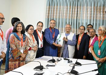 গণমাধ্যম সংস্কার কমিশনের প্রতিবেদন জমা প্রধান উপদেষ্টা