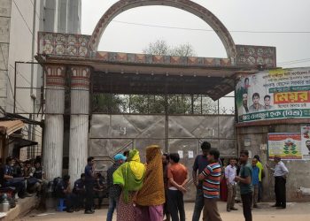 গাজীপুরের তিন কারখানা অনির্দিষ্টকালের জন্য বন্ধ, শ্রমিকদের বিক্ষোভ